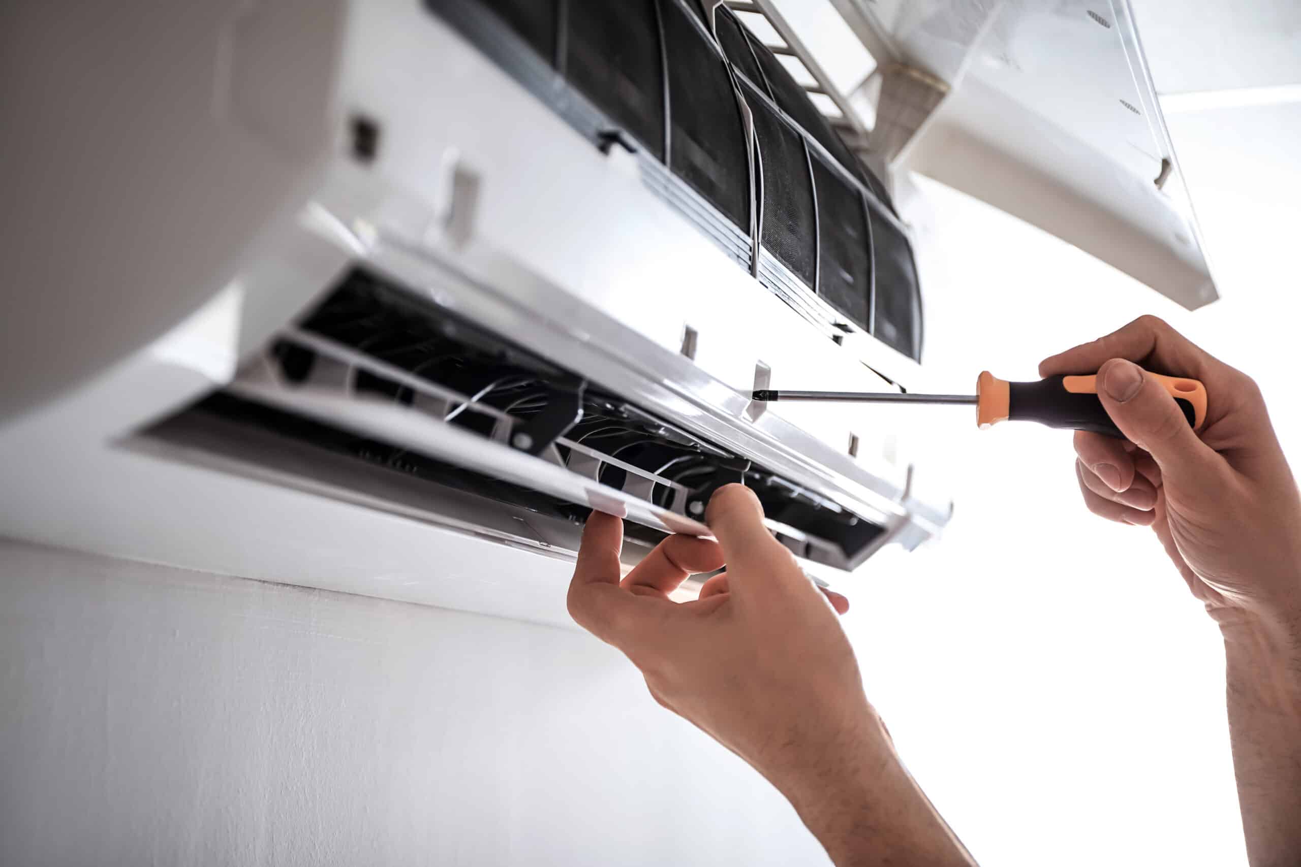 Profesional instalando una unidad interior de aire acondicionado