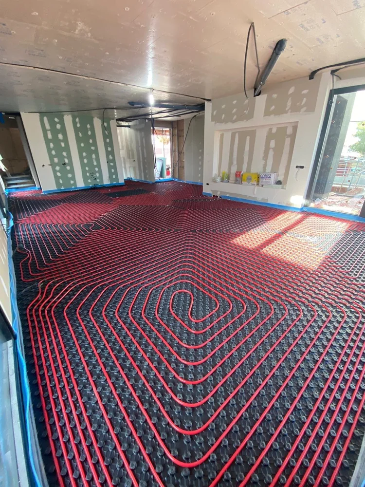Suelo radiante instalado durante una obra nueva